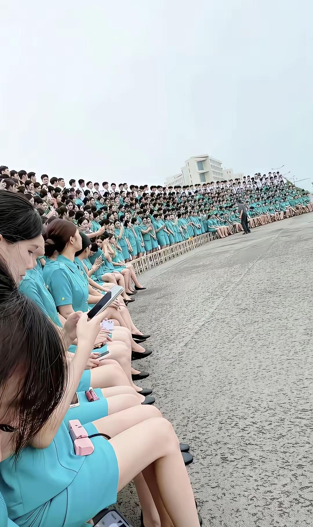 每年都毕业这么多“空姐”“空少”不知道最后能如愿在飞机上工作的人能有多少，我觉得