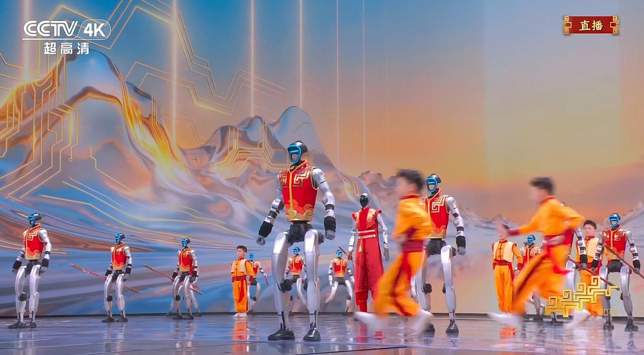 当机器人和少年同台比武的时候，我开始有点不开心了，觉得这宇树进步有点慢。虽说去年