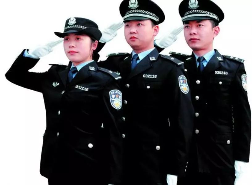 三名小偷在夜宵店里当众复盘盗窃的全过程，抬头才发现邻桌坐着的，全部是执勤警察。事情发生在成都彭州，凌