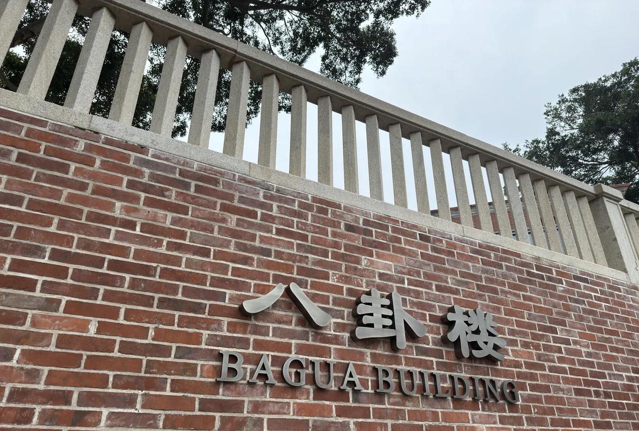 党员领导干部就必须政治立场坚定，对党忠诚，这是最起码的政治素养，可是就有一些腐败