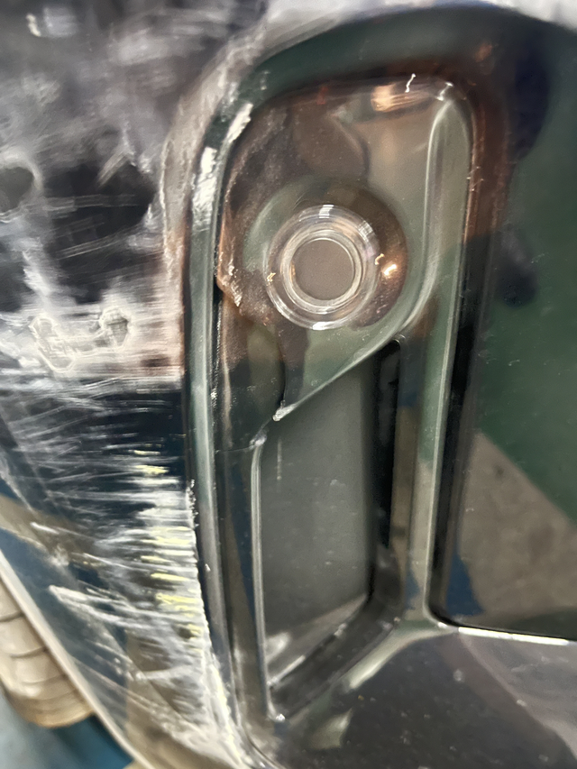 325i新车一血老婆下地库拐到墙上了，兄弟们看看这个大灯还能用不