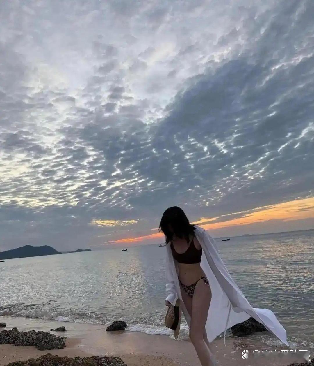 何穗这组泳装大片一出，很多人第一次真正看懂了运动造型的魅力！健康又高级。​