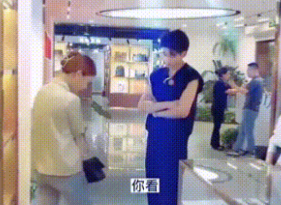 物质女相亲，和男友经过一奢侈品品牌店，女的挑了半天，最终挑到一款合适的漂亮小包包