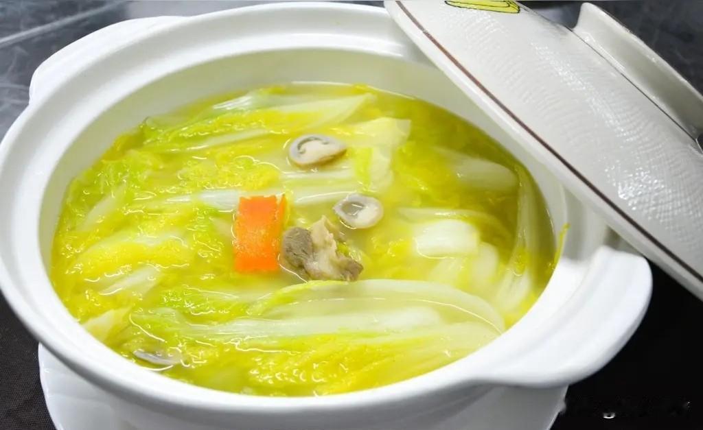 如果您想让自己有食欲，那就看《红楼梦》里的菜肴吧，简直是太香了。什么螃蟹馅炸