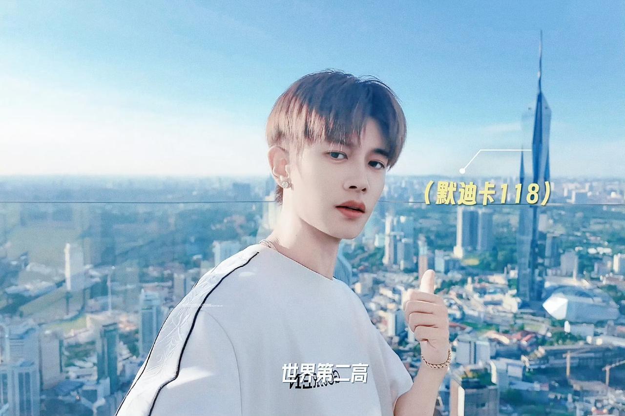 任嘉伦是一个什么样的人？他温暖，对粉丝说「你们什么都不用做，我都明白」。他积