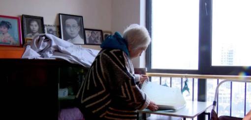 上海一老太太，手握500万，每月退休金1万多，却买不起5块钱的饼，每天啃馒头喝稀