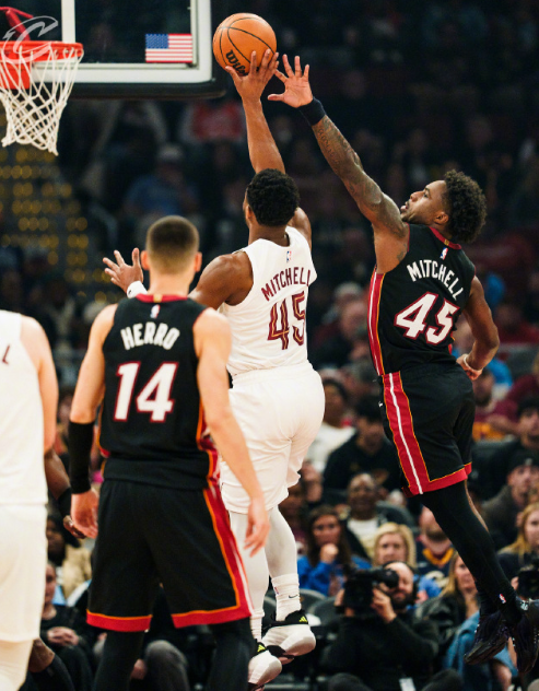 很多人都看不明白什么是练阵容第一，这是骑士主场，球队要反馈球迷，所以首发球星