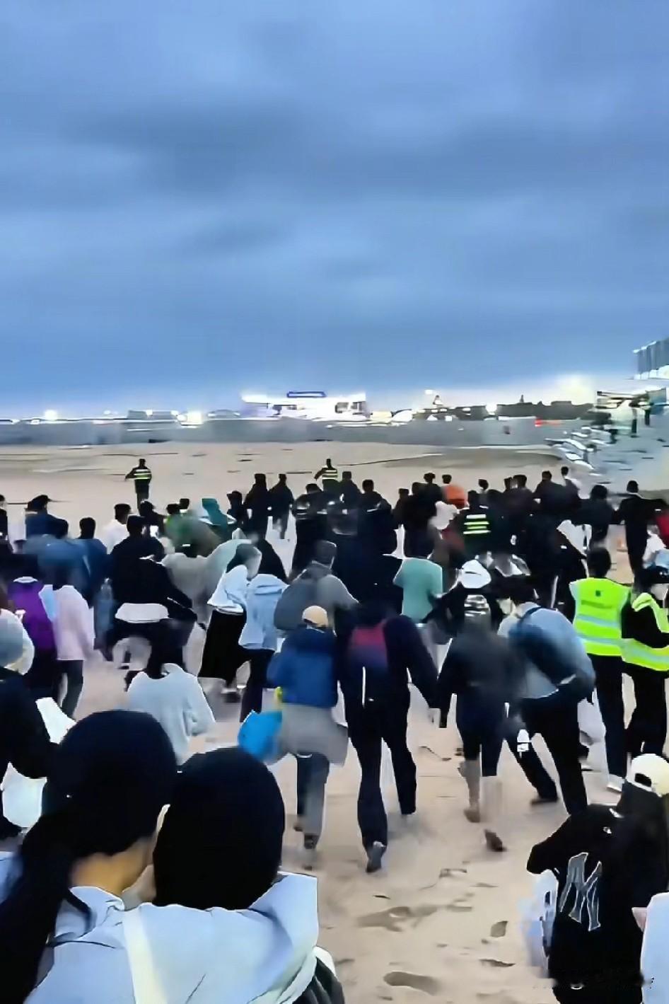 这是啥？看样子是不是不买票翻墙进去某个场地中？教做人？明显是这些人的父母没教好