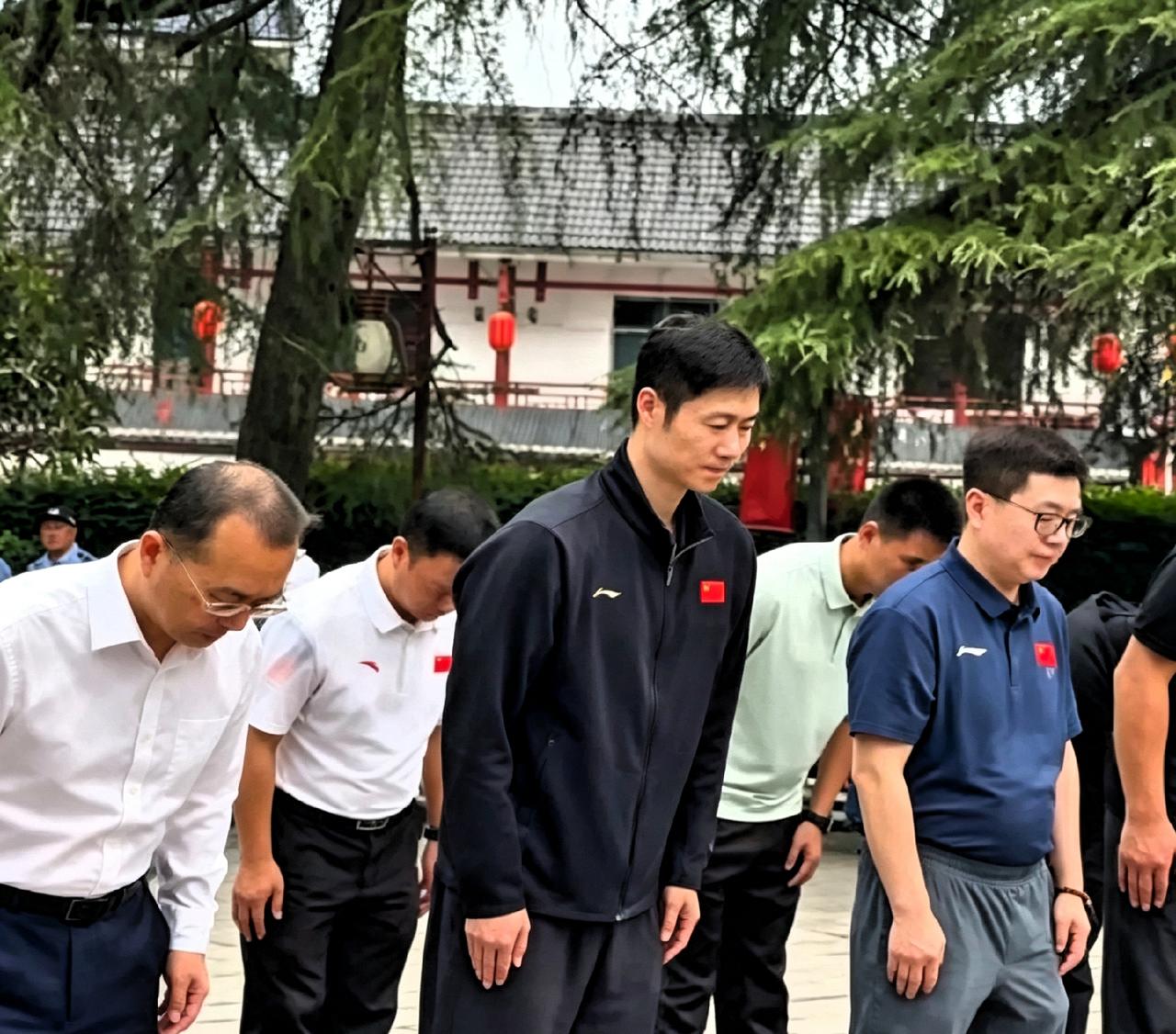 昨天，王励勤带着国乒一行人去了湖南桑植贺龙故里。在元帅铜像前，大家整齐鞠躬，他还