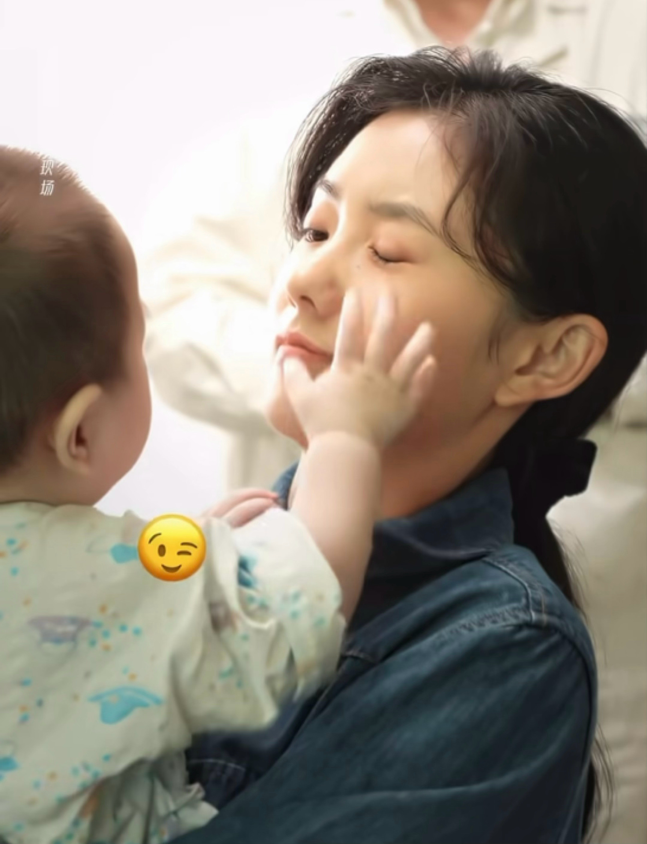 我也想摸妈咪脸😊