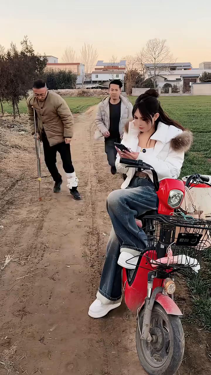 反了。