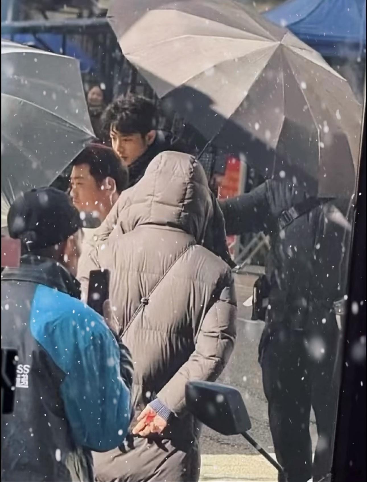 服了，肖战这么生拍还能出神图居然看出了偶像剧氛围感