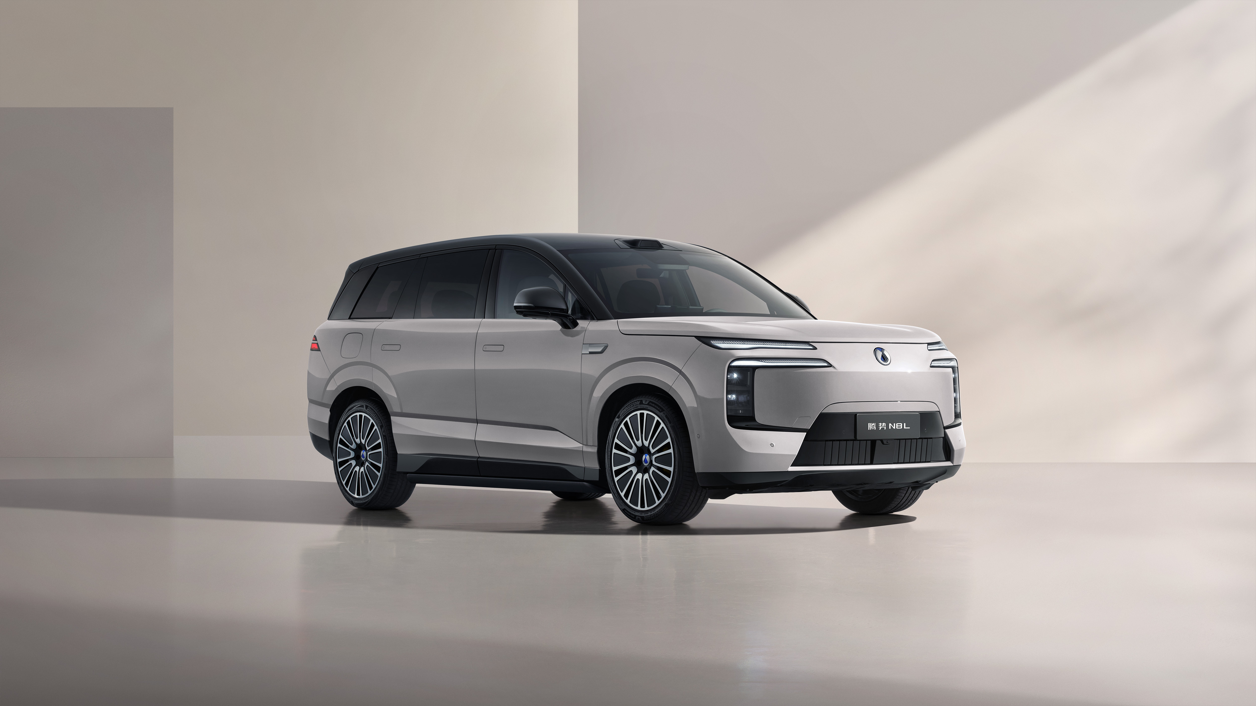 腾势N8L闪充版，重塑大六座安全豪华SUV价值标杆！全维升级，以硬核实力