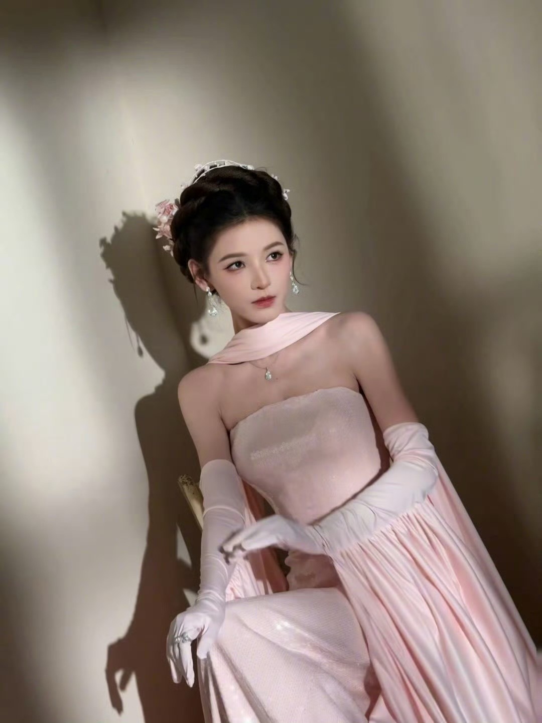 张予曦连影子里都带勾子不是所有美人都能驾驭剪影——张予曦的五官立体、骨架纤细，连