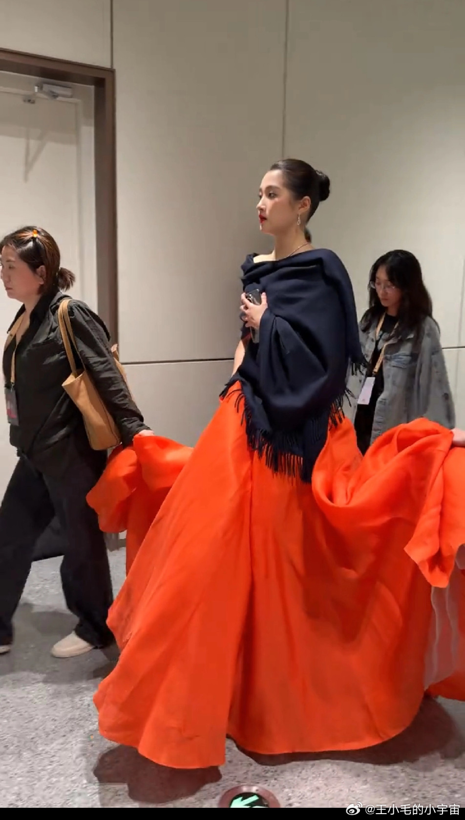 难怪都说关晓彤1.80，她是真的好夸张，每次穿礼服都看起来特别大只，1.72真的