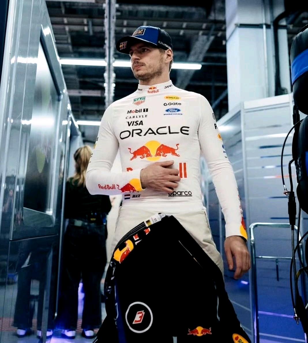 根据与红牛的合同规定：如果在合同约定的日期前，维斯塔潘未能跻身车手积分榜前两名，