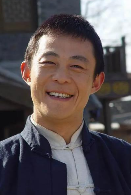 2002年，山东影视集团筹拍《大染坊》，邀请张丰毅出演男一号，张丰毅看完剧本直接