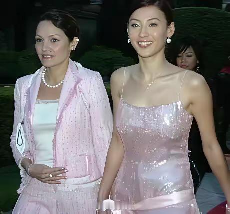 对基因起了敬意……张柏芝原来是中英混血张柏芝隔代遗传外貌，张柏芝家里基因竟然是