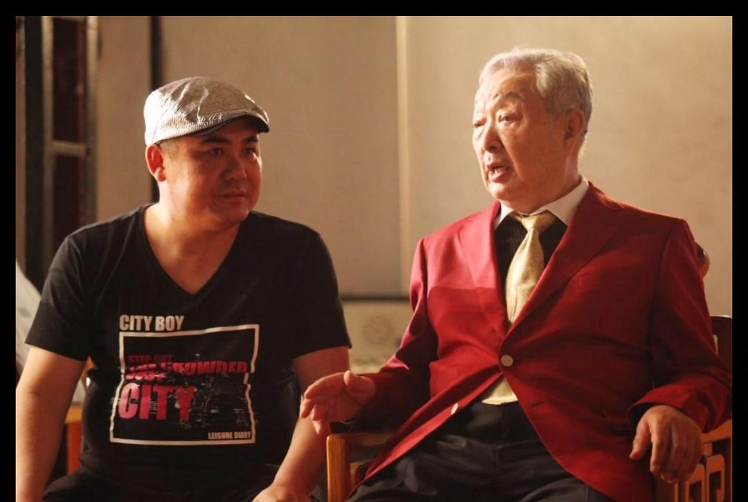 唐杰忠晚年，一张罕见的留影，左侧青年是他的弟子韩占军，镜头捕捉了唐杰忠侃侃而谈、