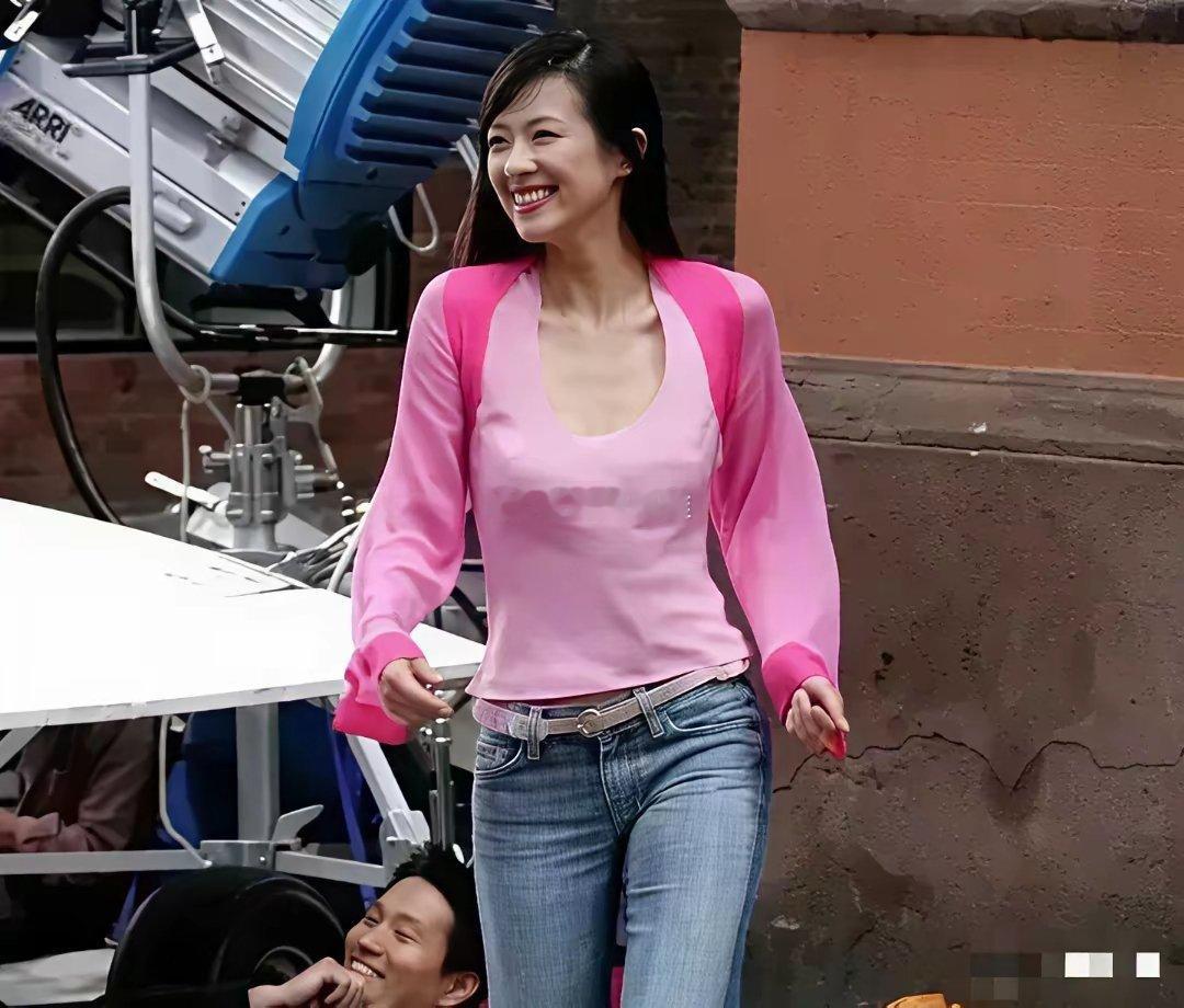 汪峰当年非要娶她，不是没道理，这身材确实扛打​​​