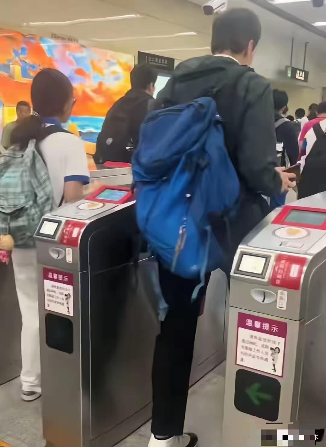 大快人心！天津高薪外教常年地铁逃票，结局大快人心：补缴、重罚、拉黑禁乘。天津地铁
