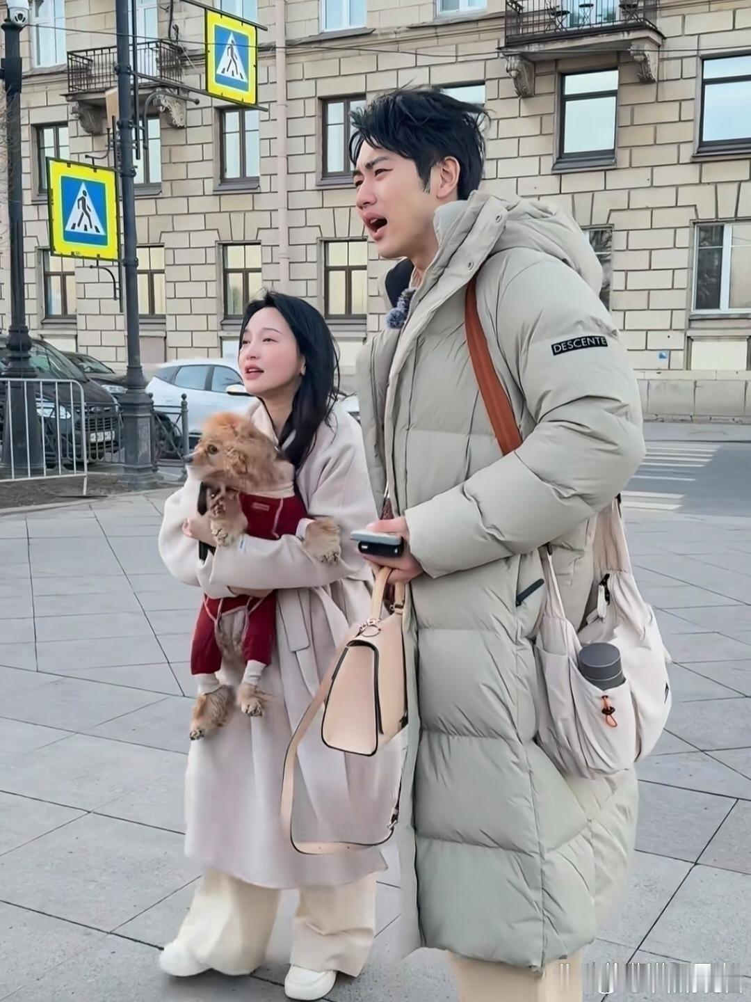 43岁金莎和未婚夫孙丞潇现身俄罗斯街头，她抱着小狗，身材看起来很矮小，在未婚夫身边显得小鸟依人！孙丞