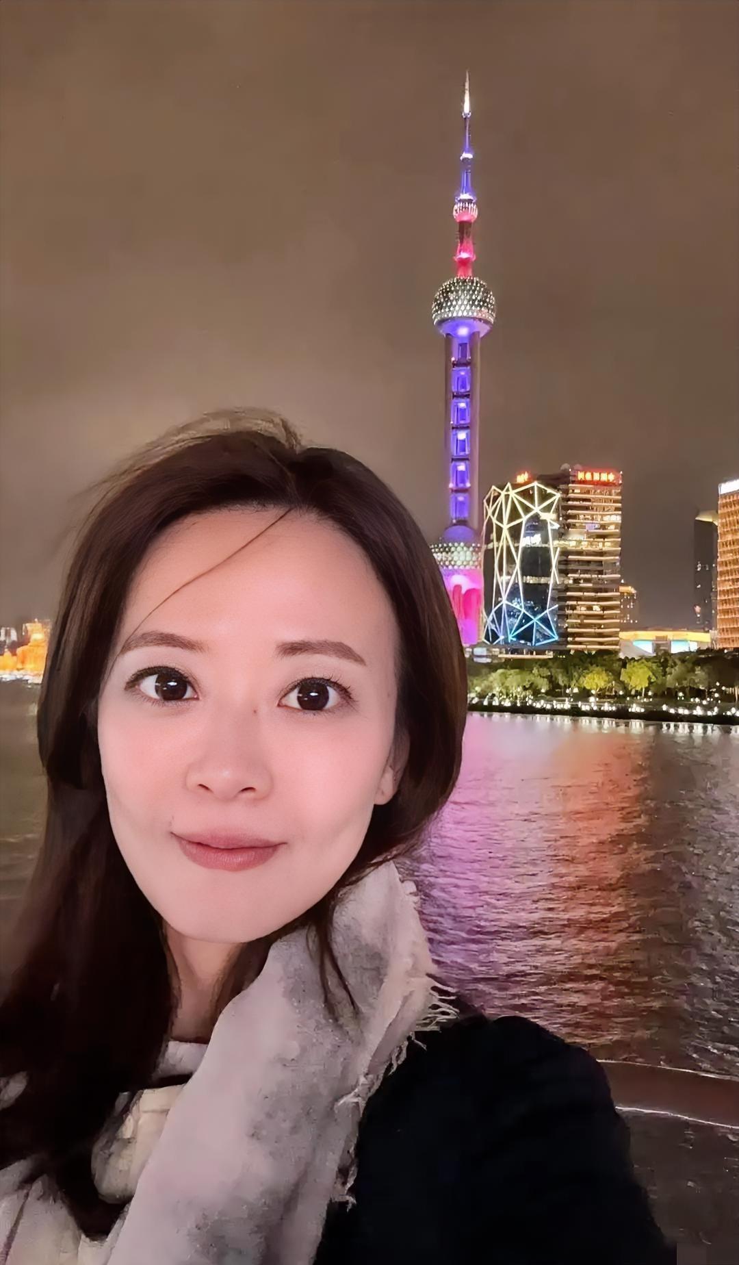 中国国民党发言人江怡臻前不久随团访陆期间，先后在社交平台晒出了夜游黄浦江、拜谒中