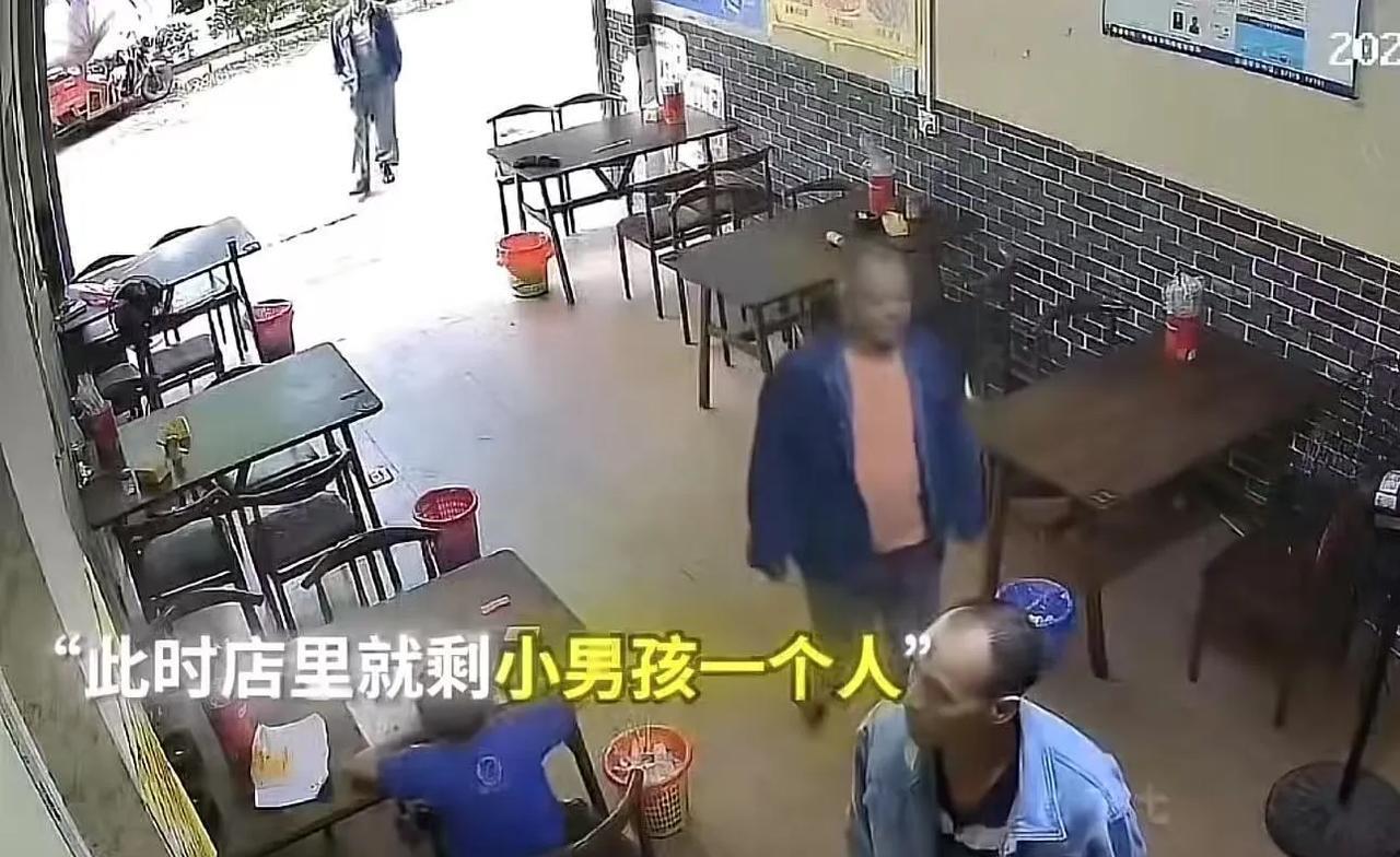 “小小年纪情商就这么高，此子以后必成大器！”爸爸在厨房里忙着做饭，小男孩在店里写