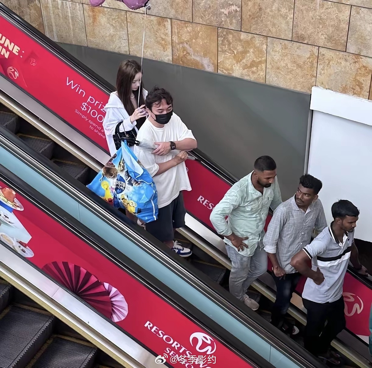 王思聪女友懒懒秀恩爱，她经常晒一些照片，肯定也是王思聪默许的！总得来说，她也是蛮