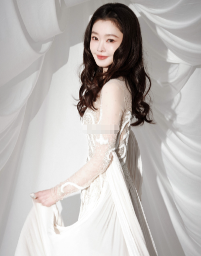 这个刘海造型真的很加分！让宋轶的脸型看起来更加流畅，整体气质都提升了不少。​​