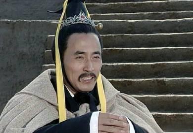 一天，齐桓公感叹：“寡人遍尝天下美味，唯独没吃过人肉。”第二天易牙便献上一碗肉，