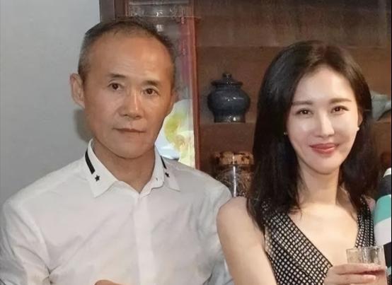 一天深夜，王石把300万，相当于现在的1亿8千万交到妻子手里：“给，这是我挣的，