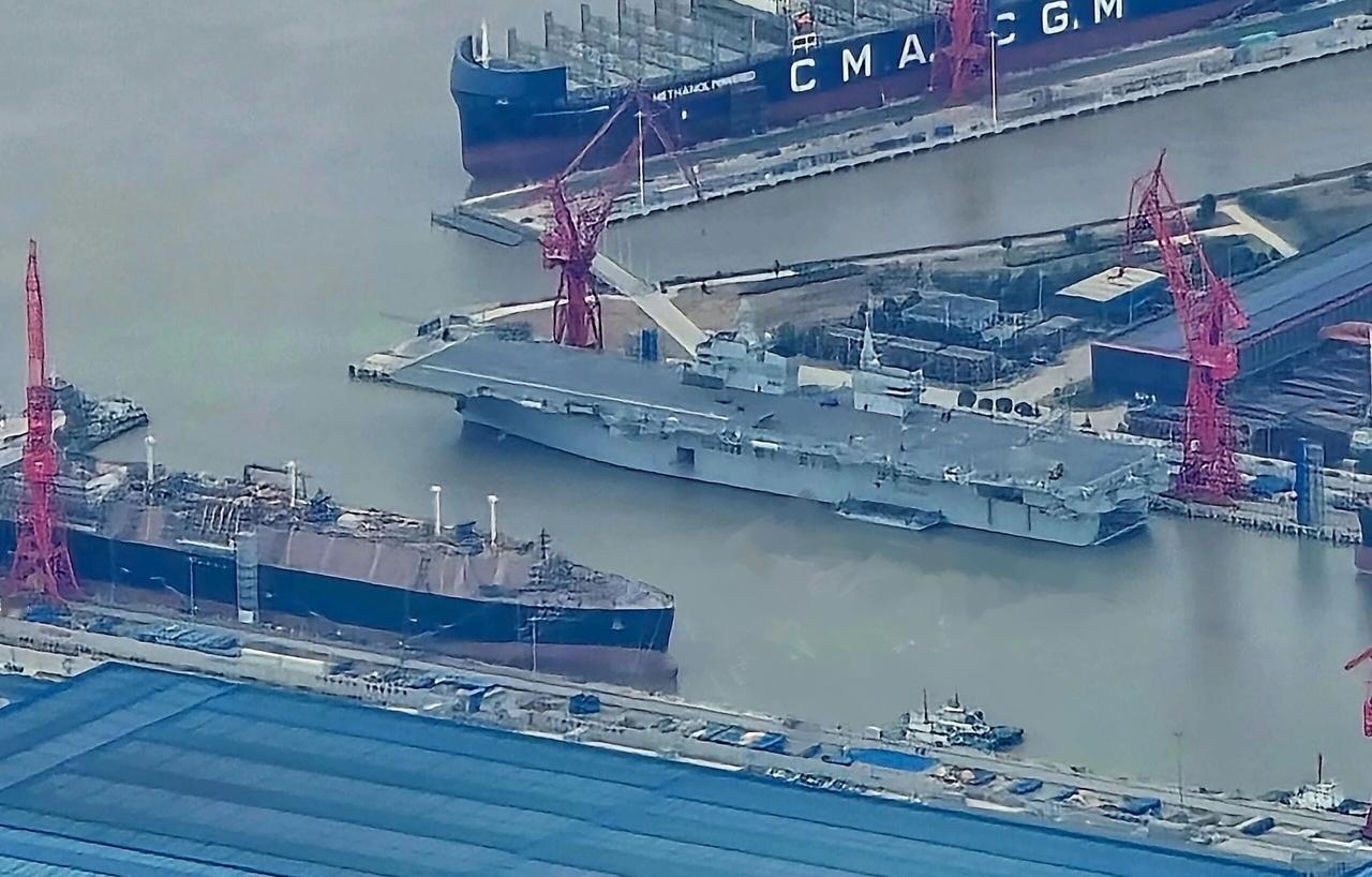 中国海军076型两栖攻击舰首舰“四川舰”舾装收尾已经完成了，开始进入海试倒计时阶