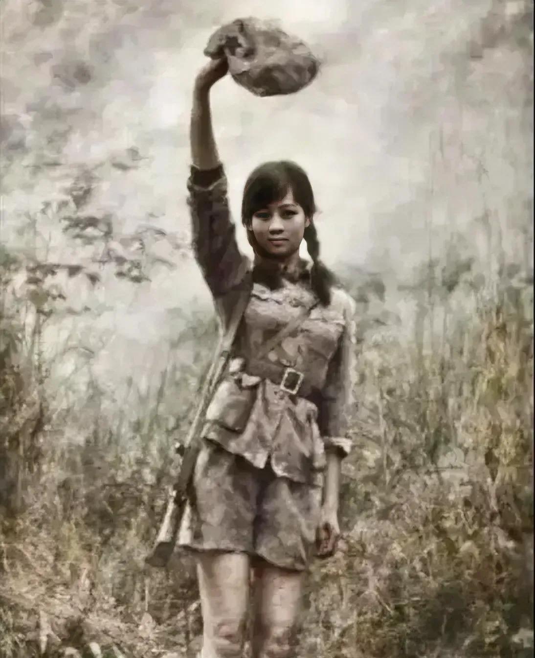 1937年，马步芳的儿子冲进父亲卧室，把枪“啪”地拍在桌上，怒道：“让女红军黄光