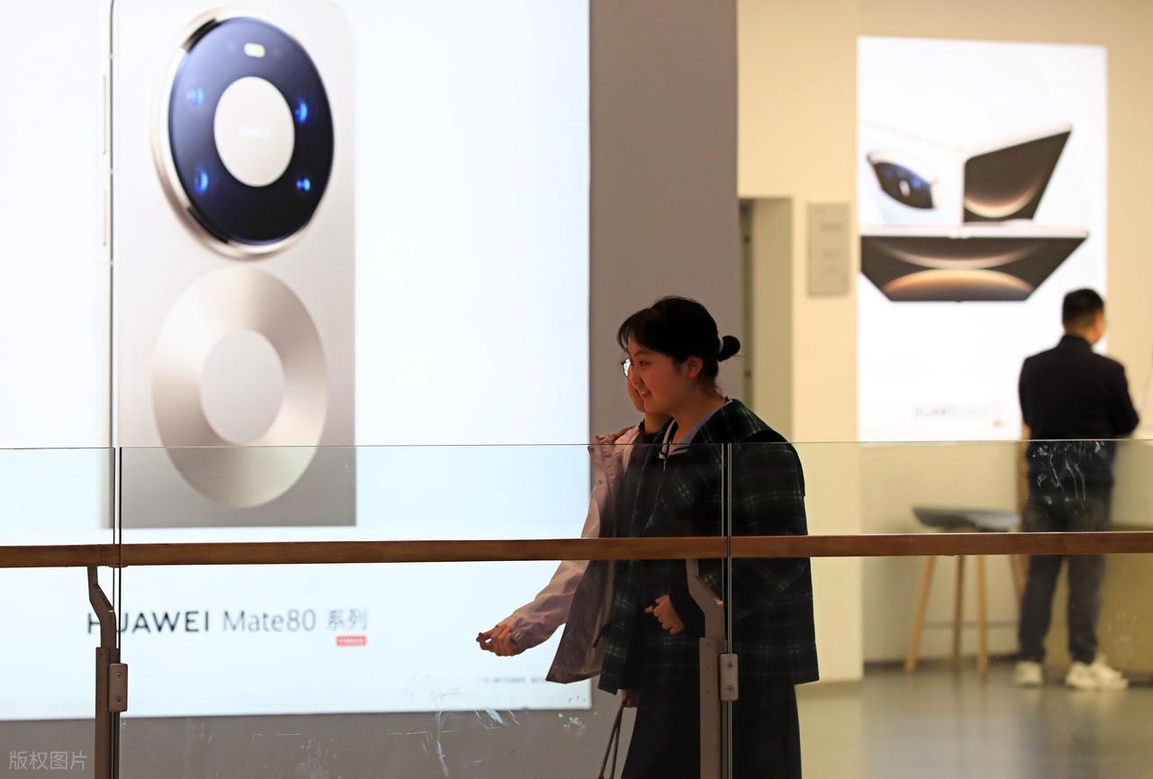 手机影像吹了五年技术，如今却陷入怪圈：镜头没大多少，芯片算力却疯涨。按下快门的瞬