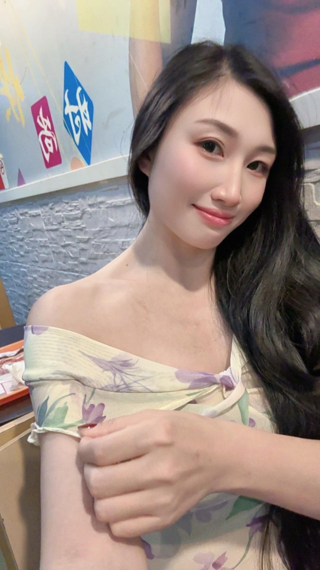 爱拼才会赢夏日露肩上衣每天都是绝版的自己穿衣自由取悦自己喜欢每天不同的自