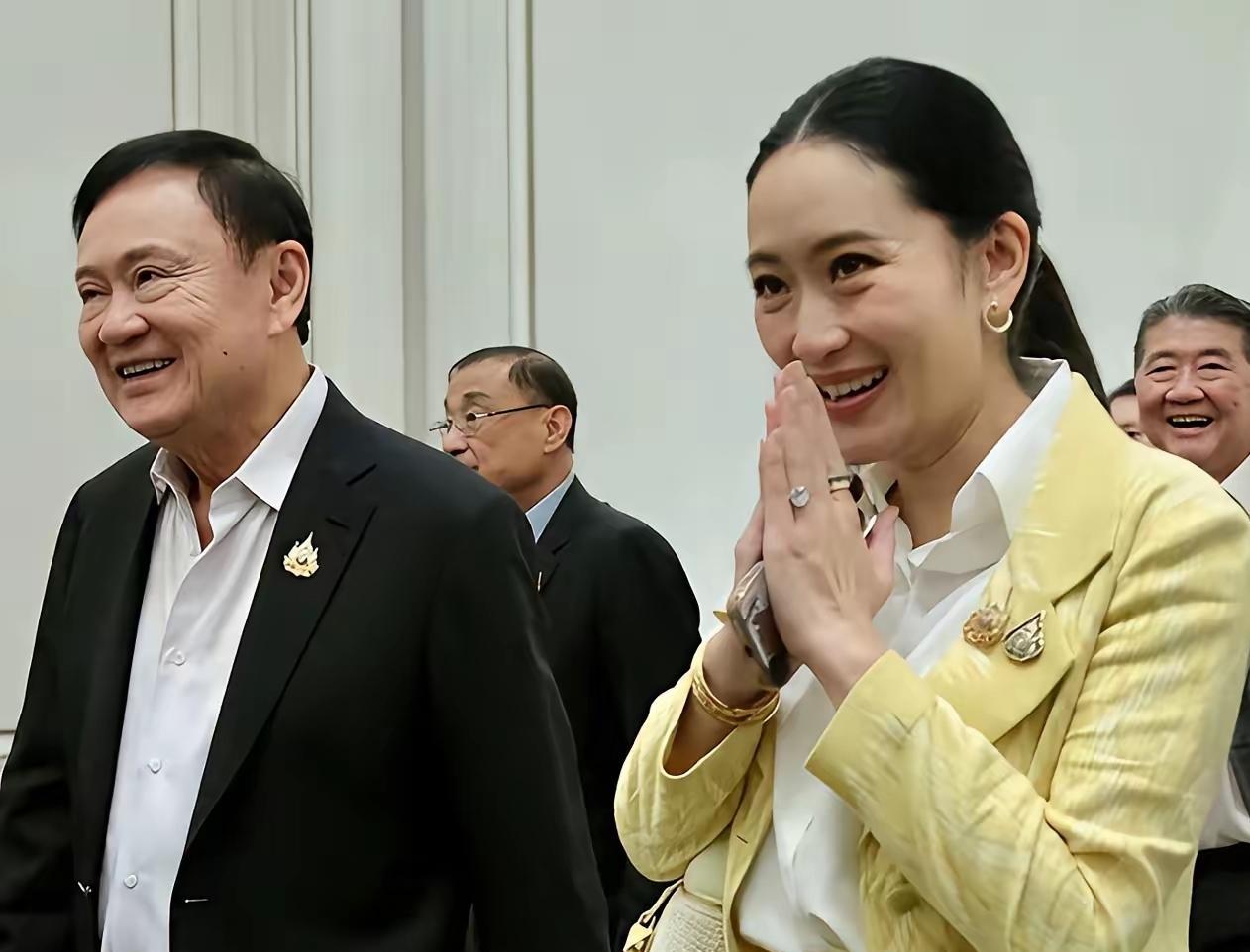 他信被判处1年监禁，今天上午在小女儿佩通坦的陪同下去了法院听取关于“14楼医院”