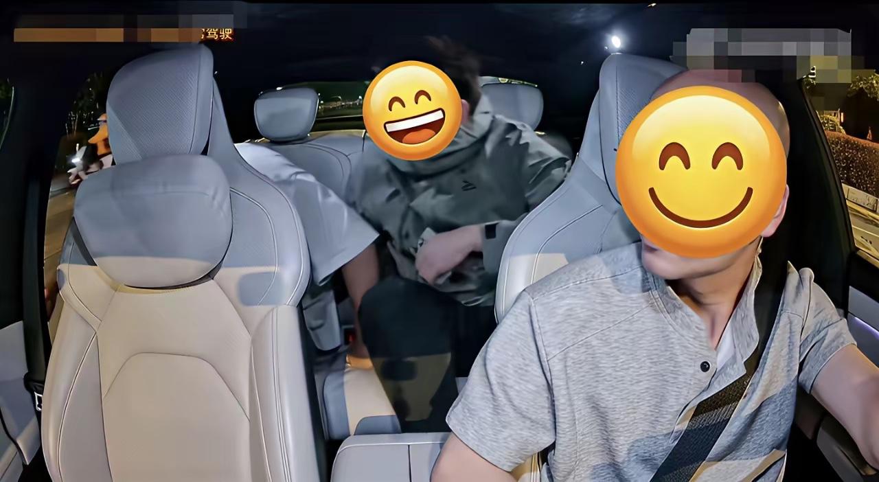 俩男生打了一个网约车，订单上备注了“全部承担高速费”，快要下高速时，司机提醒他们