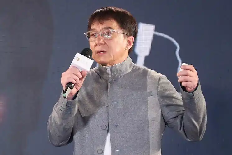 成龙道出海外华人残酷真相：不是二等公民，是三等公民成龙曾在镜头前说出一段无人敢讲的大实话，戳破了无数