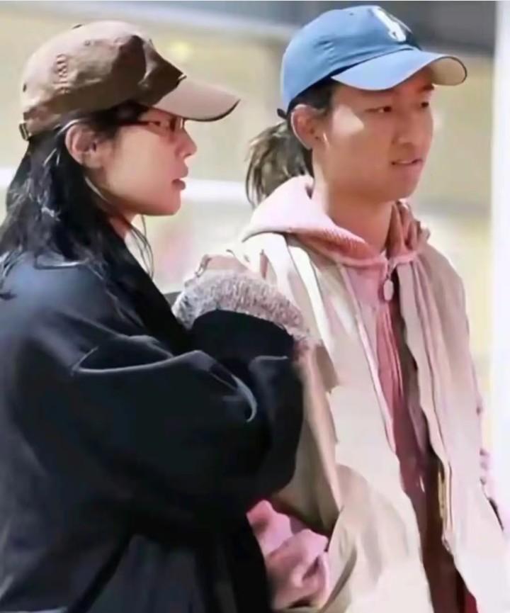 白百合的儿子都这么大了，时间过的真是太快了，看她儿子的长相，不得不说，基因真的很