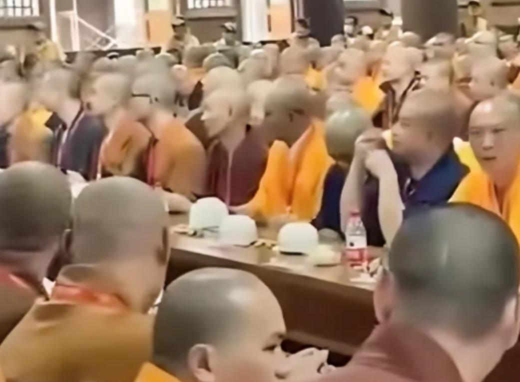 五台山的风在这个1月刮得格外硬，把山门封得严严实实。电子日历跳到了2026年，