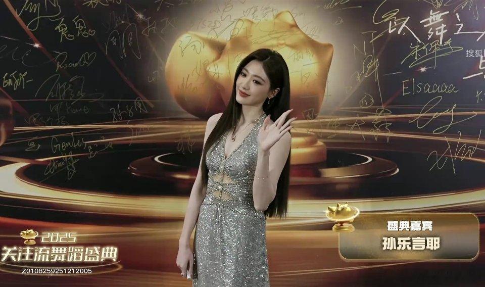 今天这套衣服保镖卡表示很满意披肩都不用了哈哈哈哈一样美美哒，好好看！