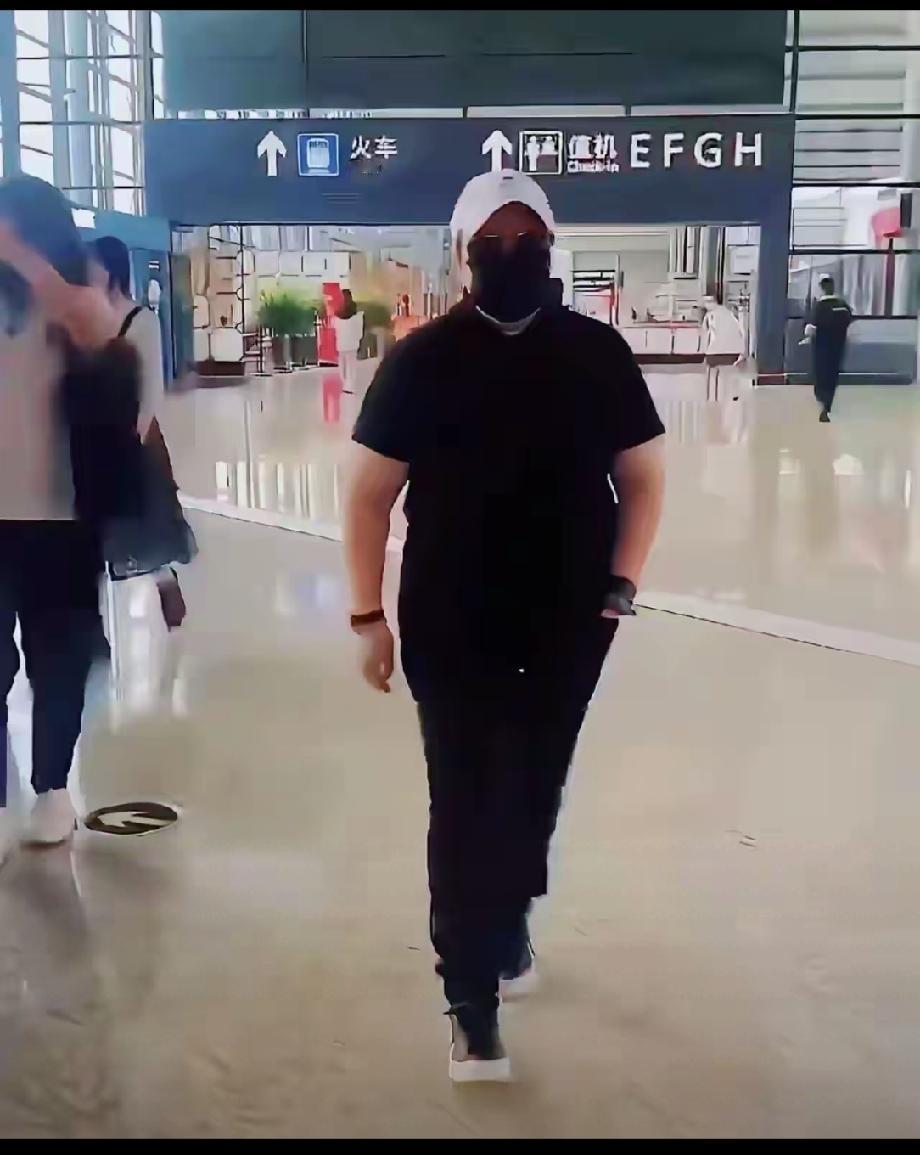 其实现在最想骂于东来的人就是韩红，救护车急诊包事件刚刚降点温，又被于东来几句话烧