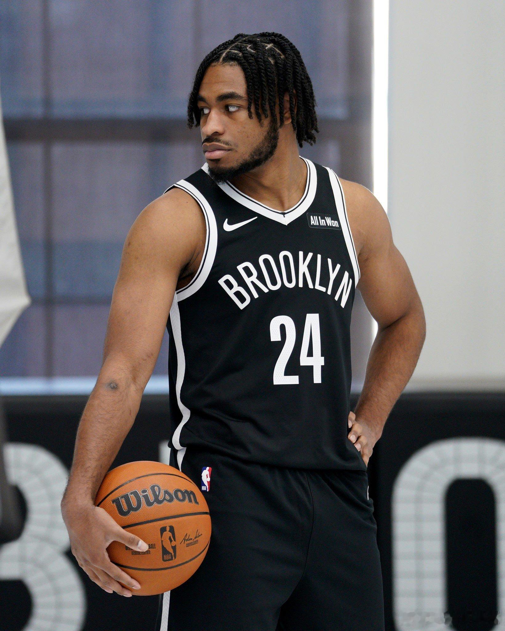 对了，别忘了篮网是火箭上赛季没战胜过的球队之一。只有两个队上赛季没赢过，作为上赛