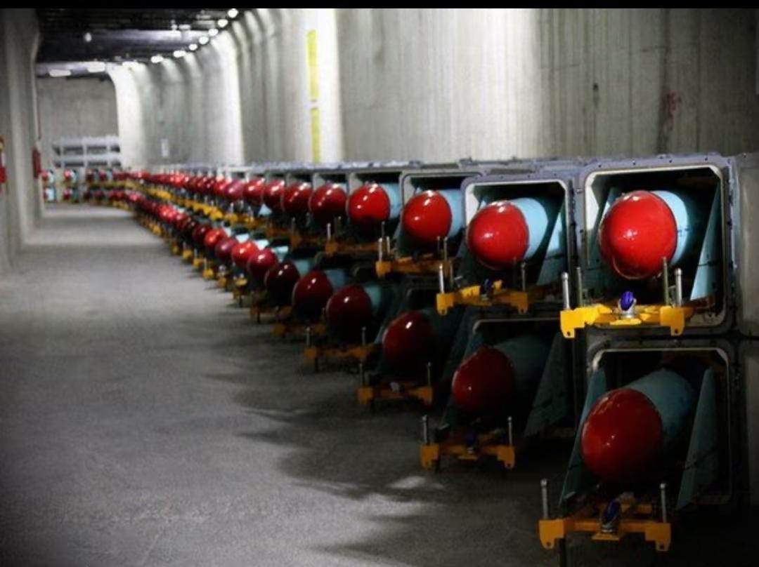 伊朗展示地下武器库，导弹很充足。