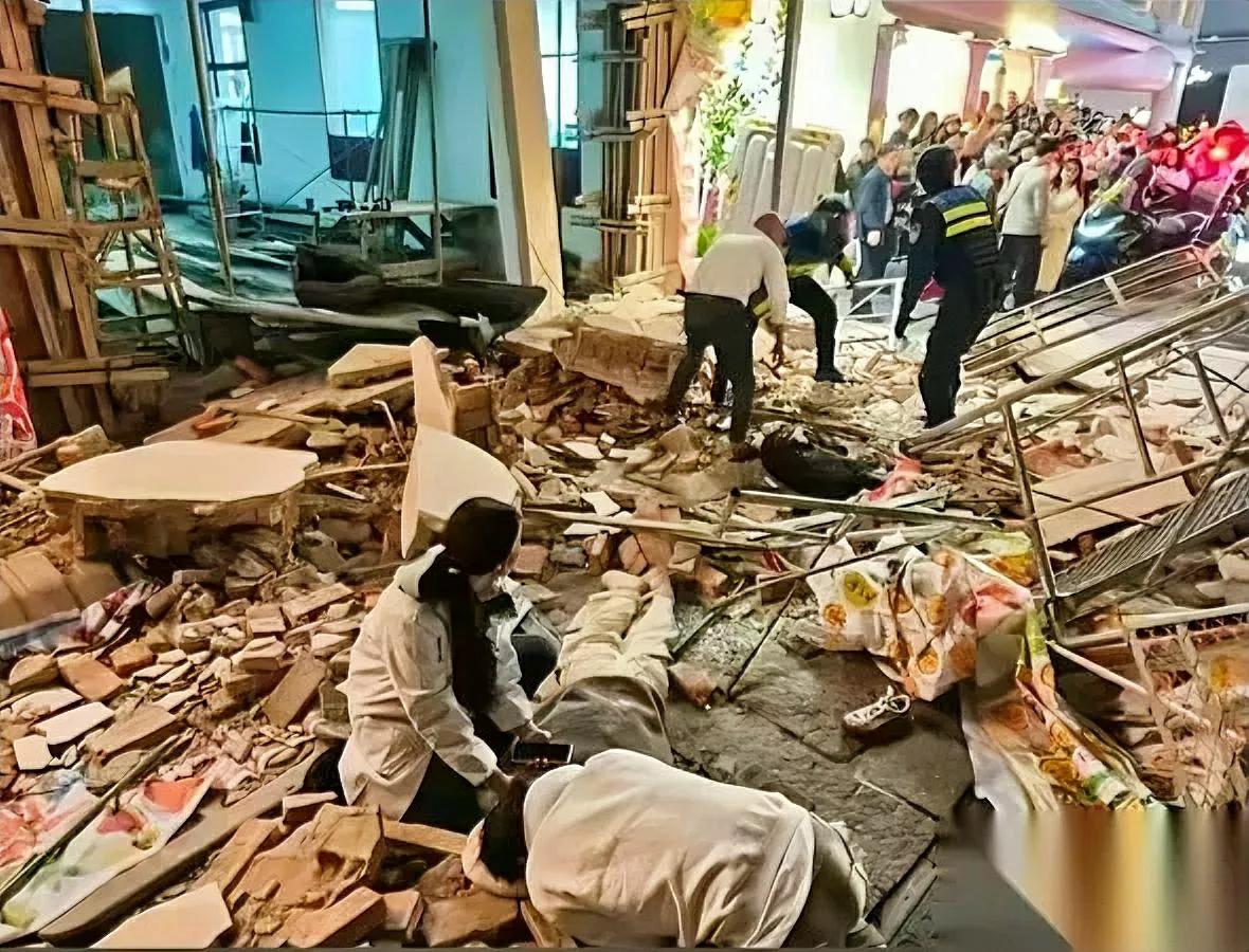 又听坍塌声！悲剧重演？万圣节夜，潮宗街传来噩耗。一家店铺装修时外墙倒塌，19