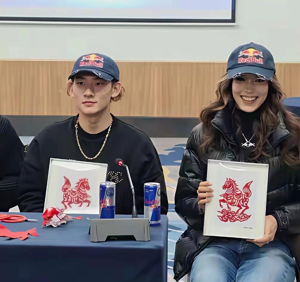 谷爱凌出生于2003年9月3日，苏翊鸣出生于2004年2月18日，两人年龄相差约