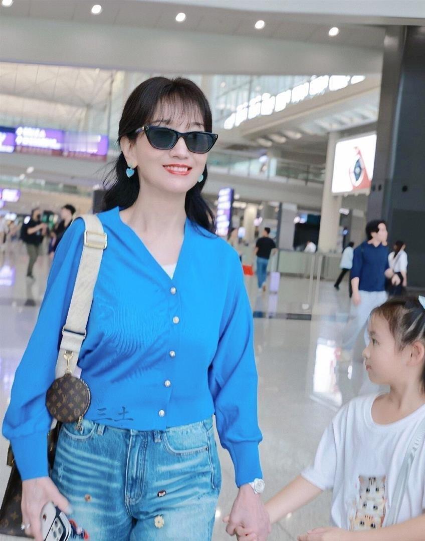 上海虹桥机场偶遇赵雅芝和孙女，她打扮年轻像50，7岁孙女好水灵