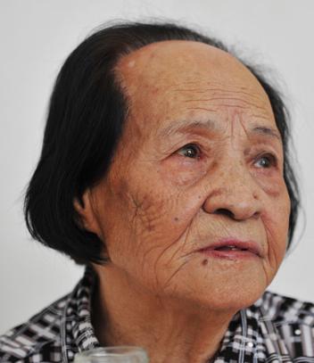 1944年，几个日军把一个赤身少女扔在冰滩上，又踢了几脚才走，少女浑身是伤，肋骨