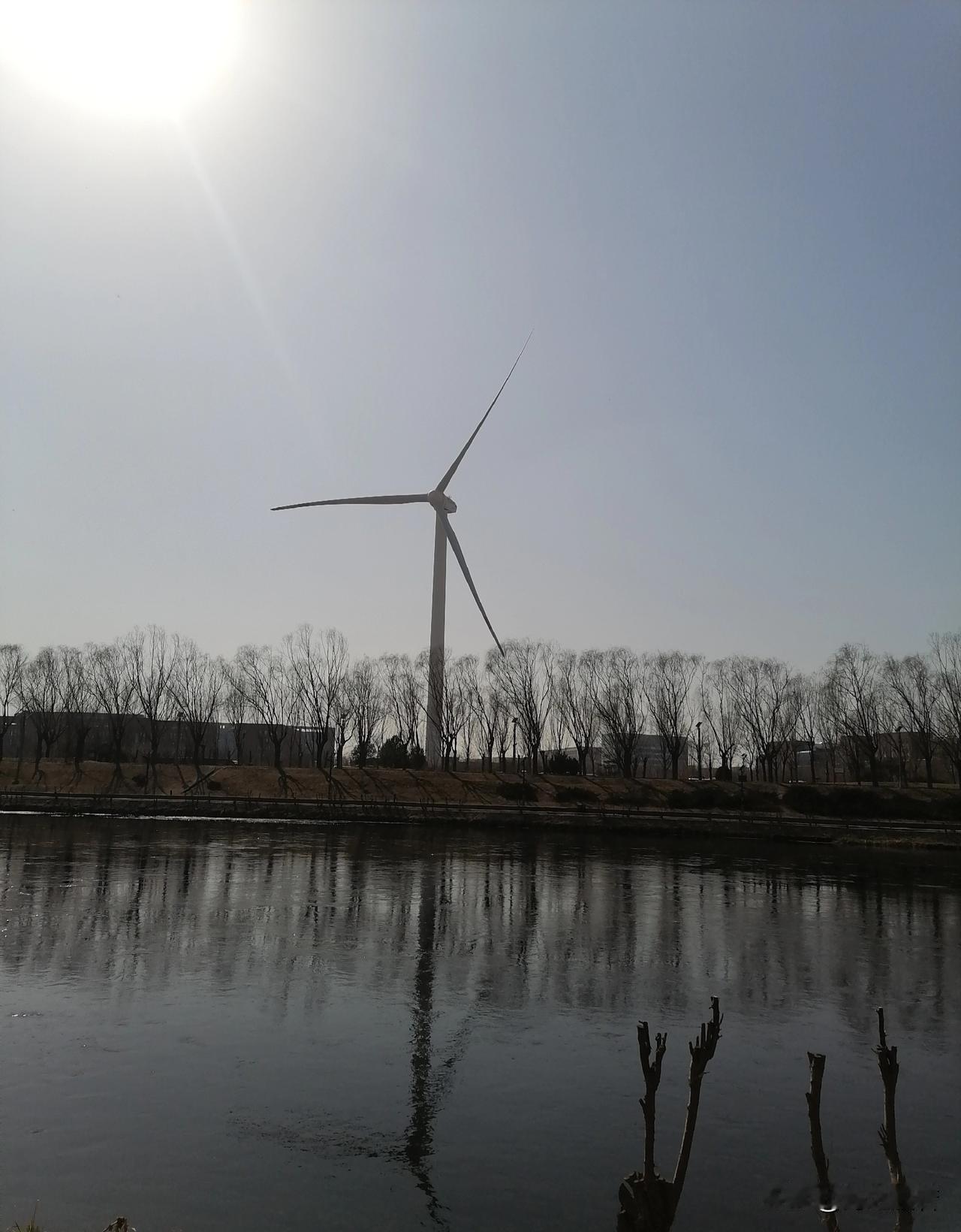 北京今天最高气温9℃，夜间多云转阴有小雨或雨夹雪。大年初九，天空雾蒙蒙的，这是为